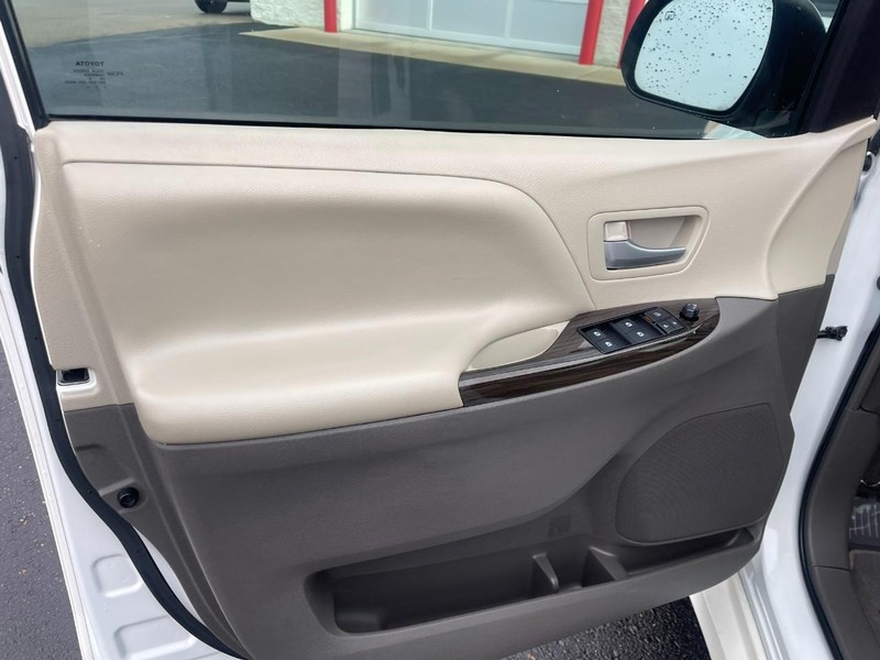 Toyota Sienna Vehicle Image 20