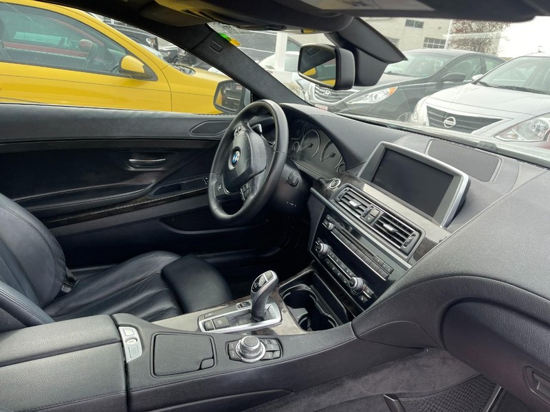 BMW 6 Series Vehicle Full-screen Gallery Image 02