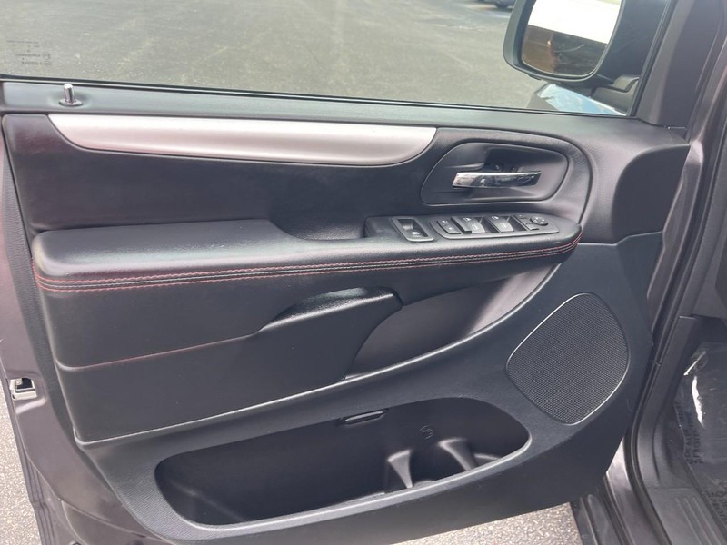 Dodge Grand Caravan Vehicle Image 18