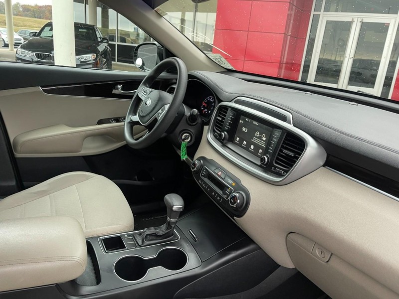 Kia Sorento Vehicle Image 02