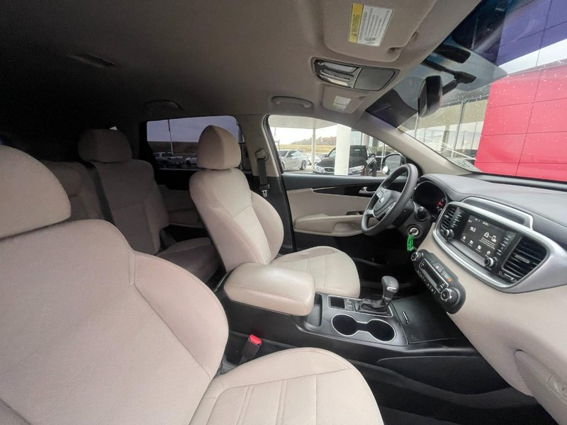 Kia Sorento Vehicle Image 03