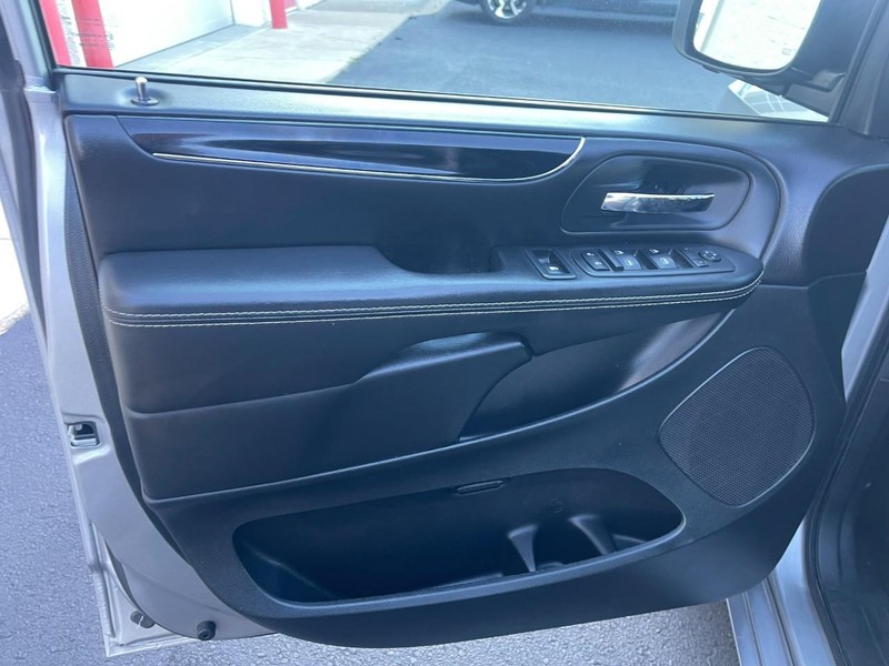 Dodge Grand Caravan Vehicle Image 15