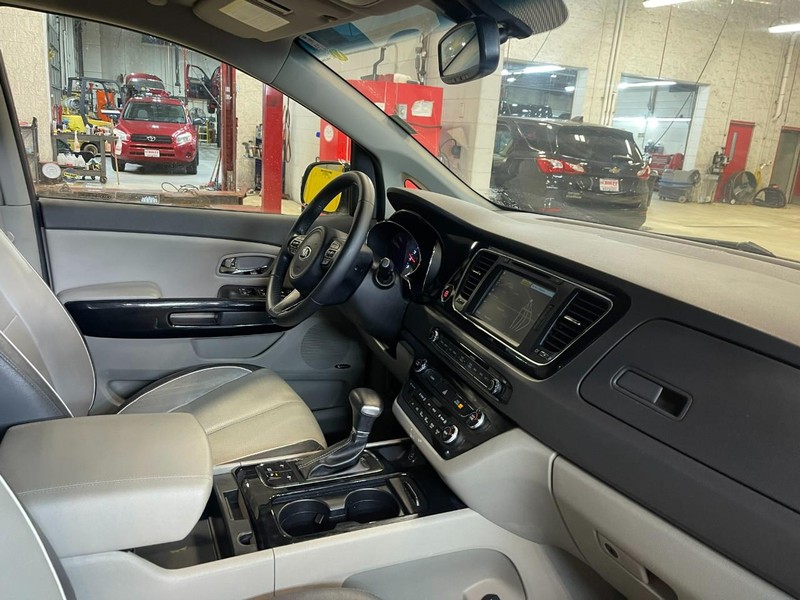 Kia Sedona Vehicle Image 02