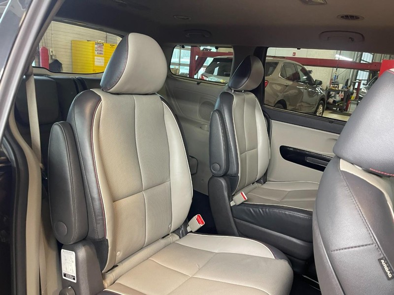 Kia Sedona Vehicle Image 12