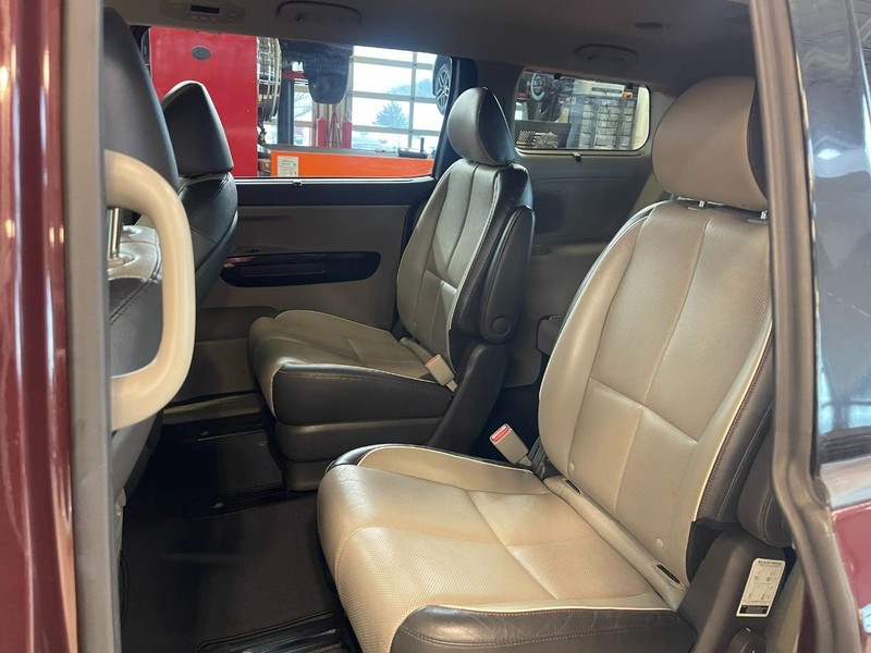 Kia Sedona Vehicle Image 17