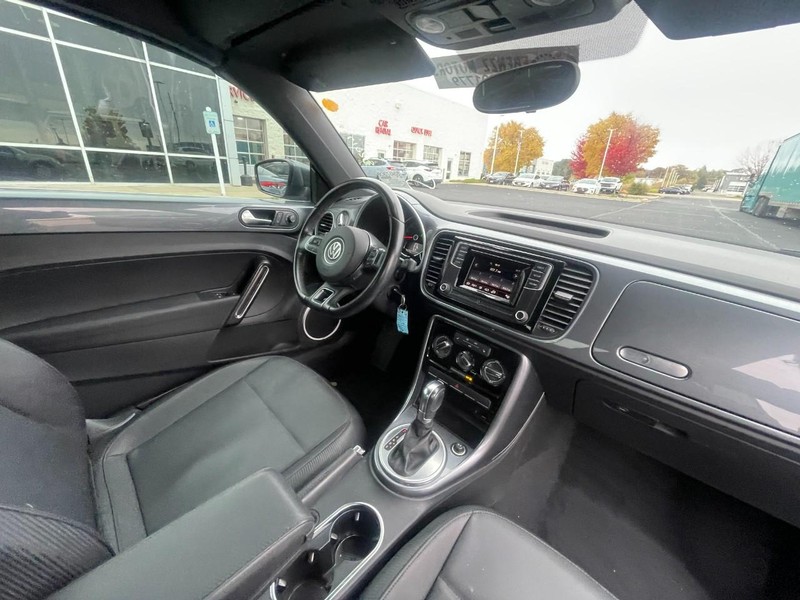 Volkswagen Beetle Convertible Vehicle Image 04