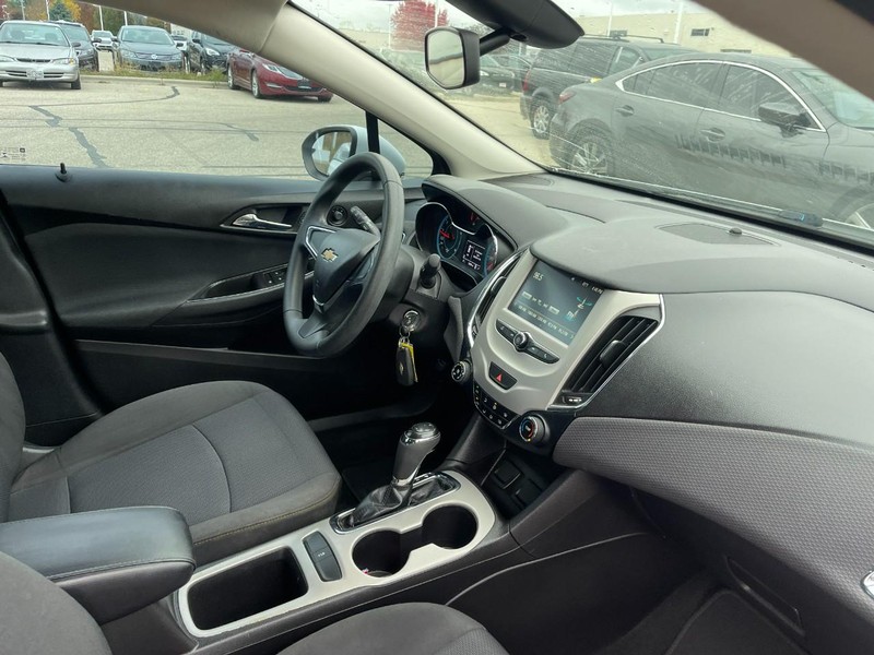 Chevrolet Cruze Vehicle Image 02