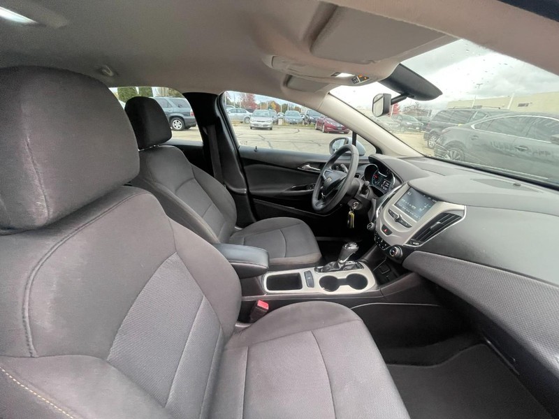 Chevrolet Cruze Vehicle Image 03