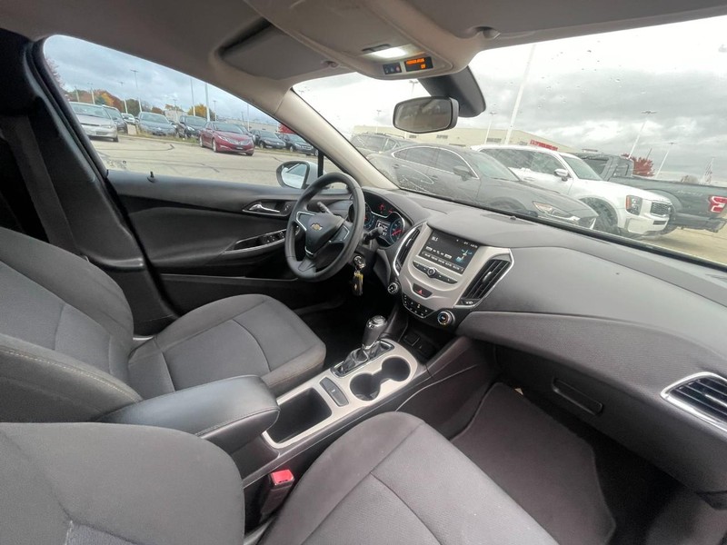 Chevrolet Cruze Vehicle Image 04