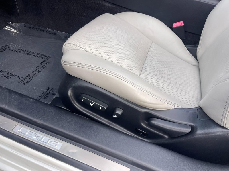 Lexus IS 250C Vehicle Image 15