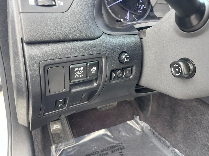 Lexus IS 250C Vehicle Image 18