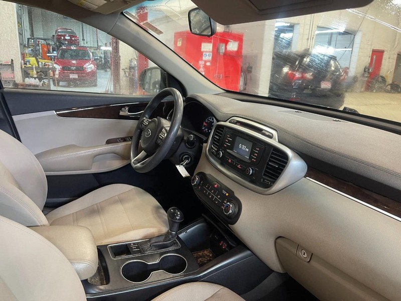 Kia Sorento Vehicle Image 02