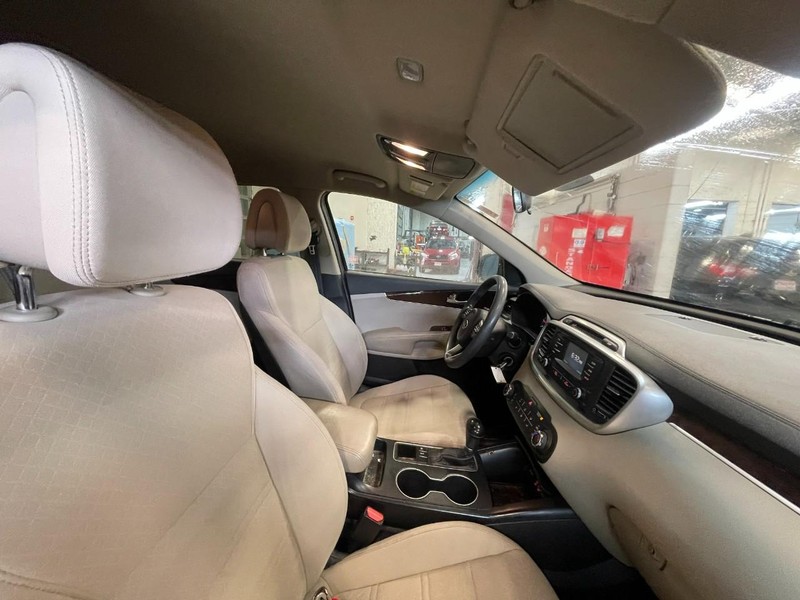 Kia Sorento Vehicle Image 03