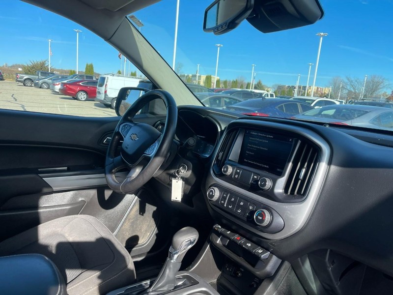2022 Chevrolet Colorado LT photo 2