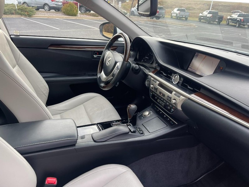 Lexus ES 350 Vehicle Image 09