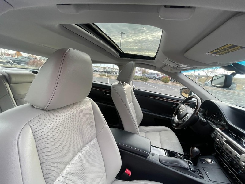 Lexus ES 350 Vehicle Image 10