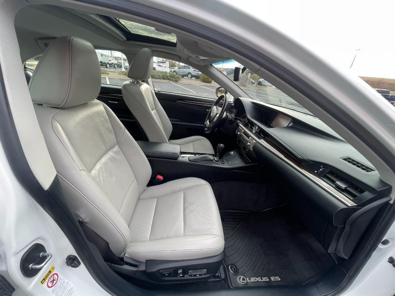 Lexus ES 350 Vehicle Image 11