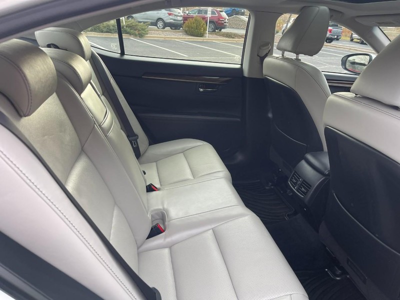 Lexus ES 350 Vehicle Image 13