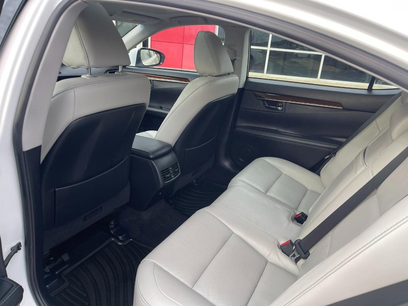 Lexus ES 350 Vehicle Image 17