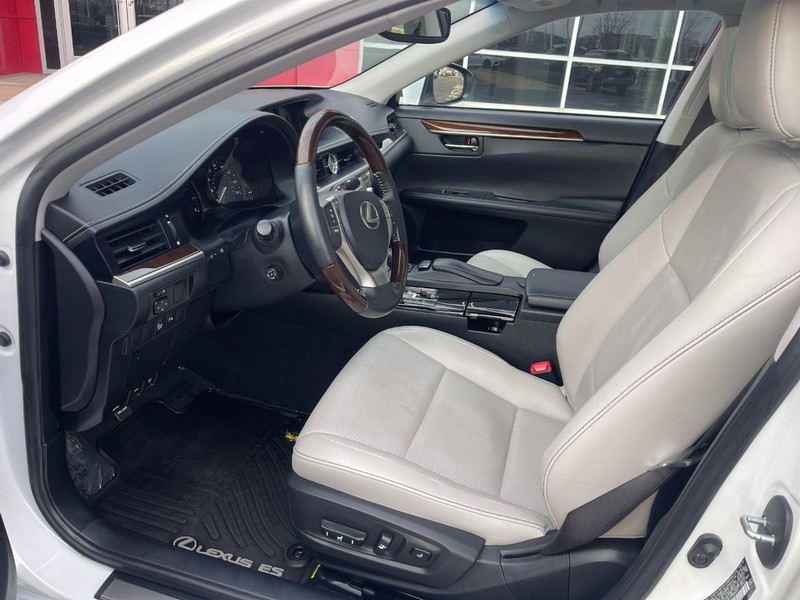 Lexus ES 350 Vehicle Image 19