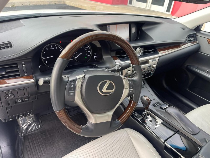 Lexus ES 350 Vehicle Image 24