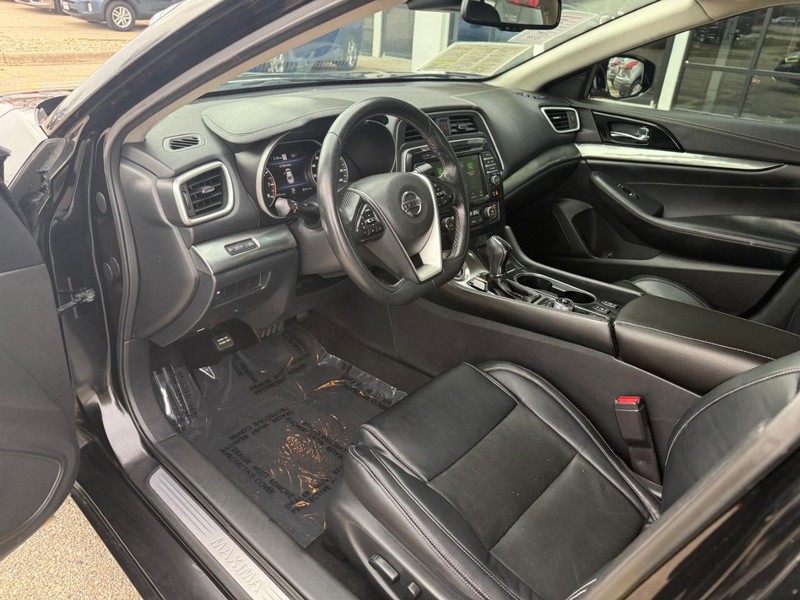 Nissan Maxima Vehicle Image 10