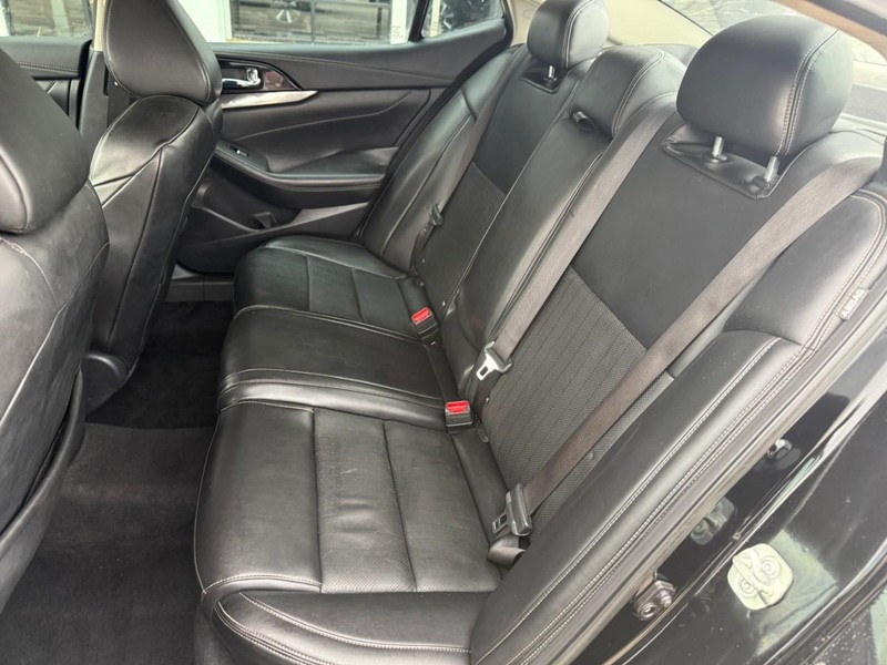 Nissan Maxima Vehicle Image 11