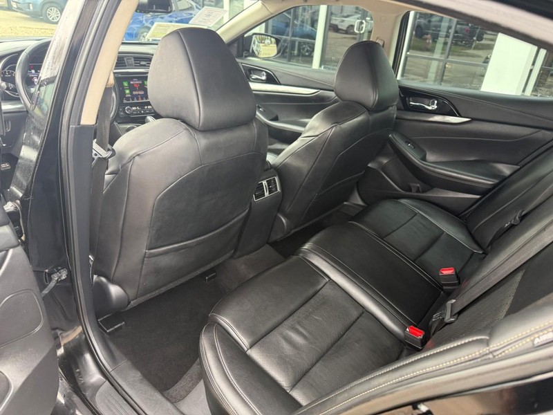 Nissan Maxima Vehicle Image 12