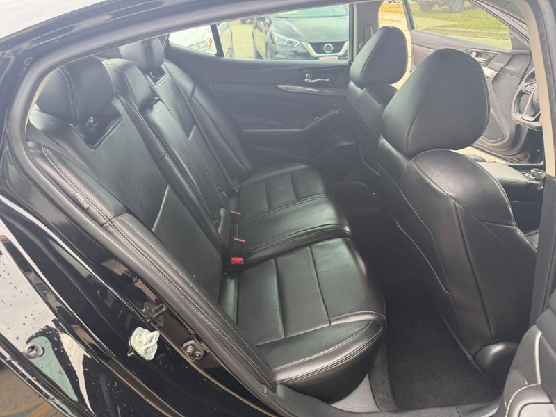 Nissan Maxima Vehicle Image 14