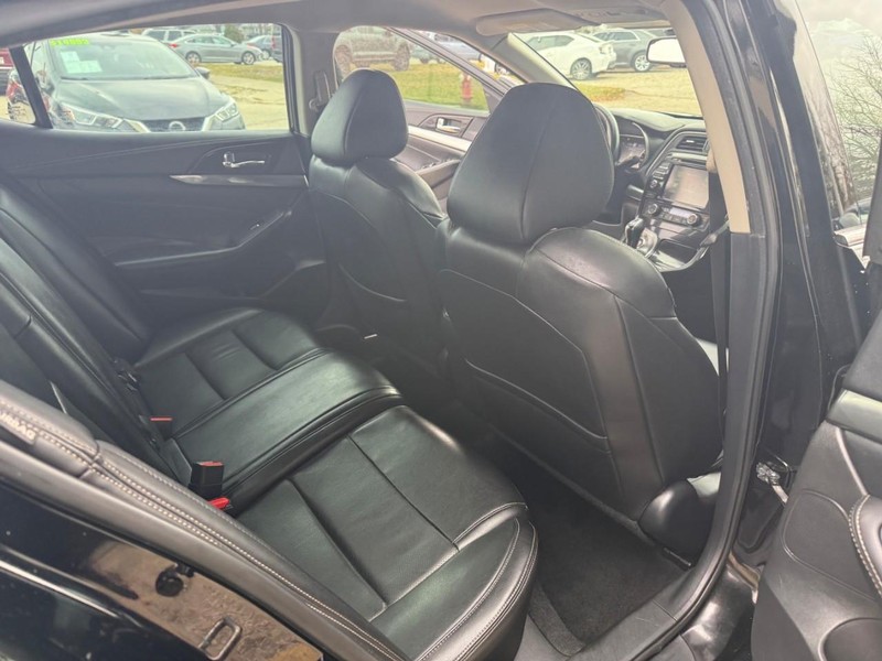 Nissan Maxima Vehicle Image 15