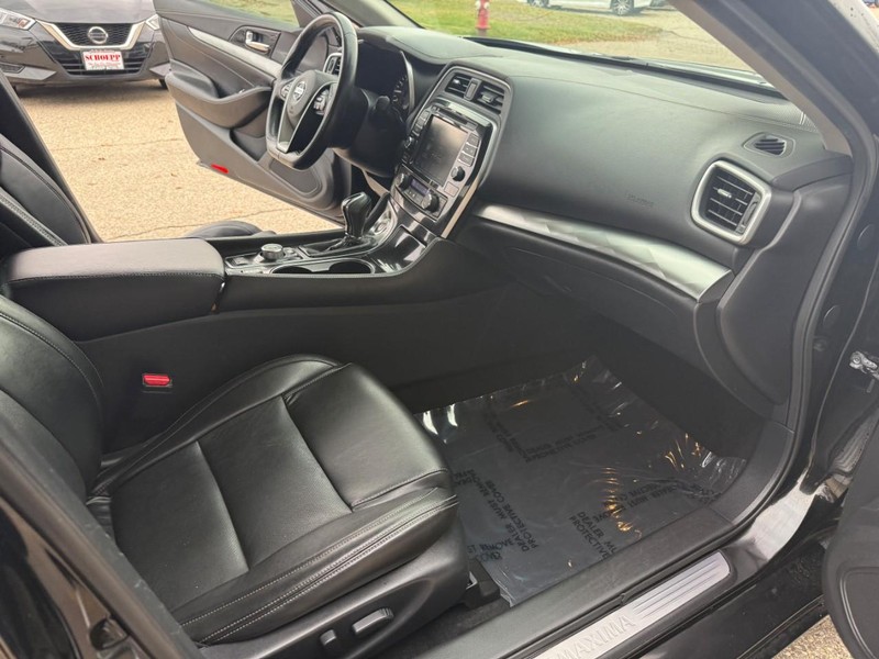 Nissan Maxima Vehicle Image 17