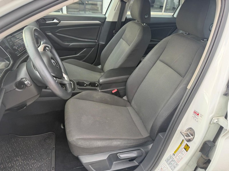 Volkswagen Jetta Vehicle Image 09