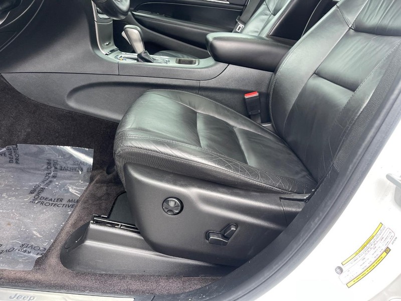 Jeep Grand Cherokee Vehicle Image 17