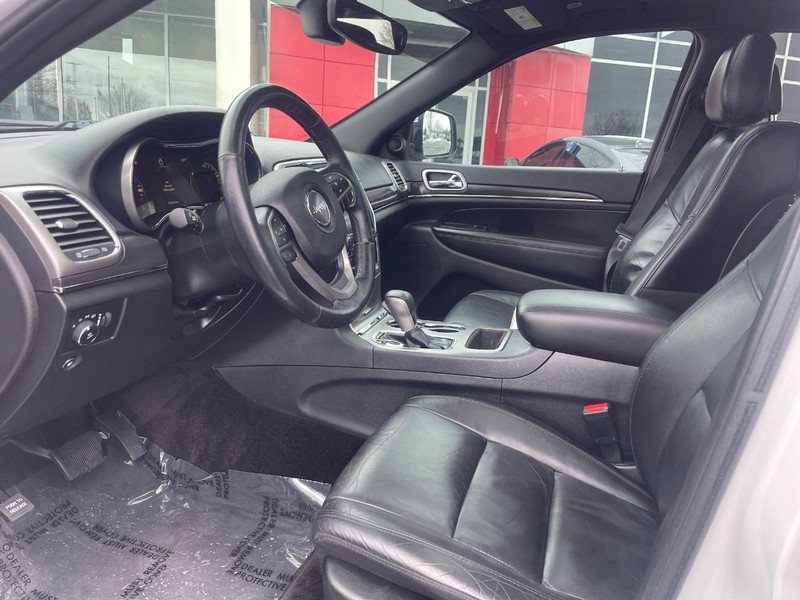 Jeep Grand Cherokee Vehicle Image 18