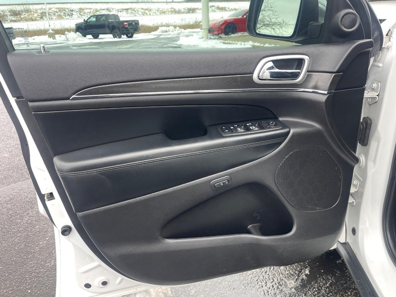 Jeep Grand Cherokee Vehicle Image 22