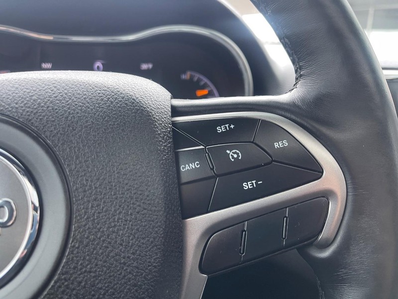 Jeep Grand Cherokee Vehicle Image 23