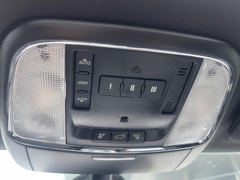 Jeep Grand Cherokee Vehicle Image 32