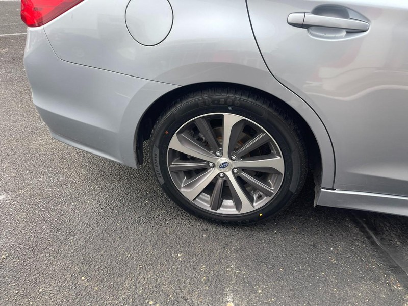 Subaru Legacy Vehicle Image 08