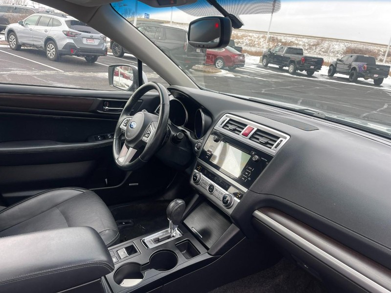 Subaru Legacy Vehicle Image 09