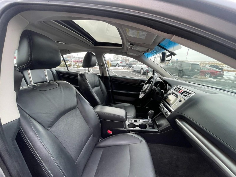 Subaru Legacy Vehicle Image 11