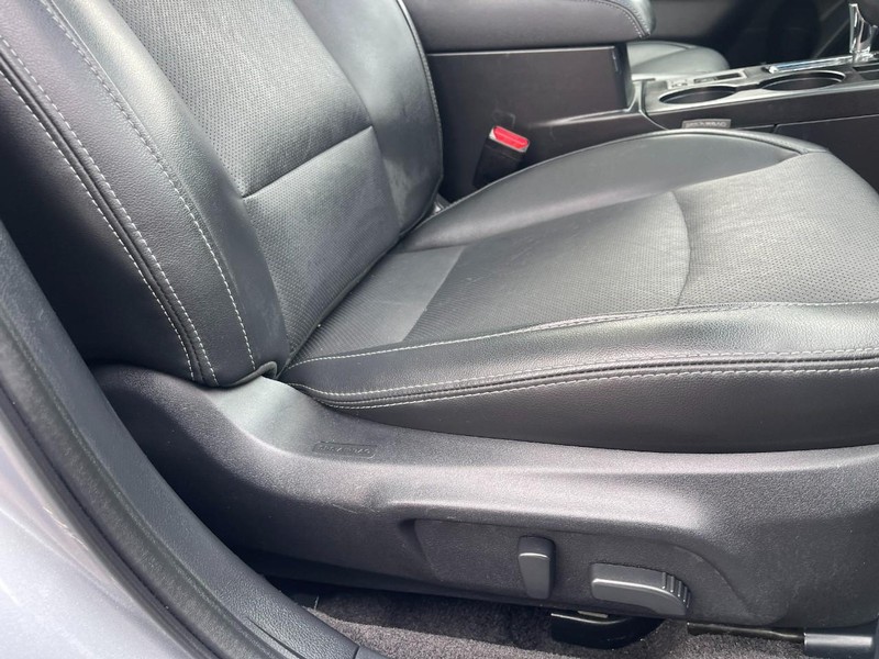 Subaru Legacy Vehicle Image 12