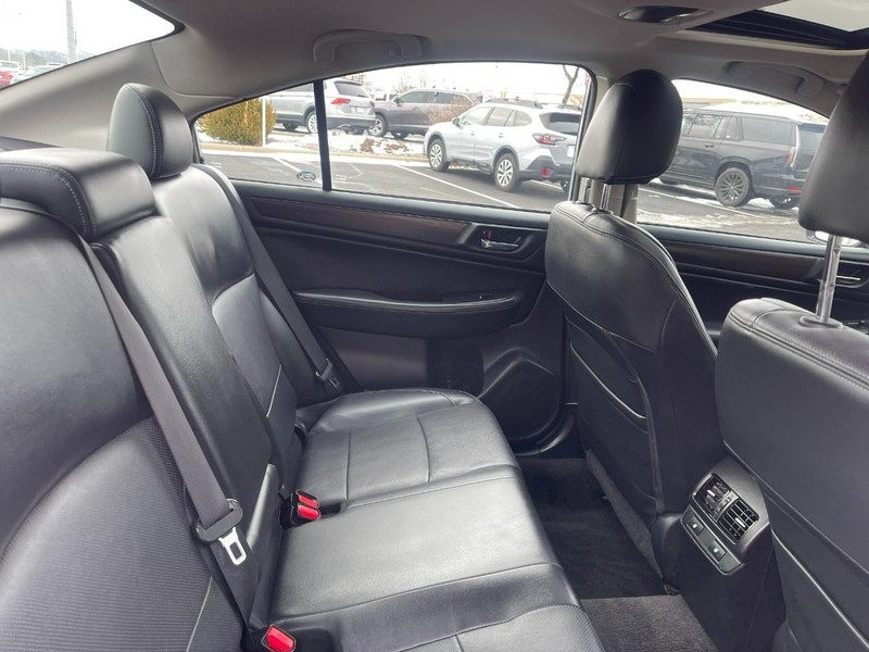Subaru Legacy Vehicle Image 14