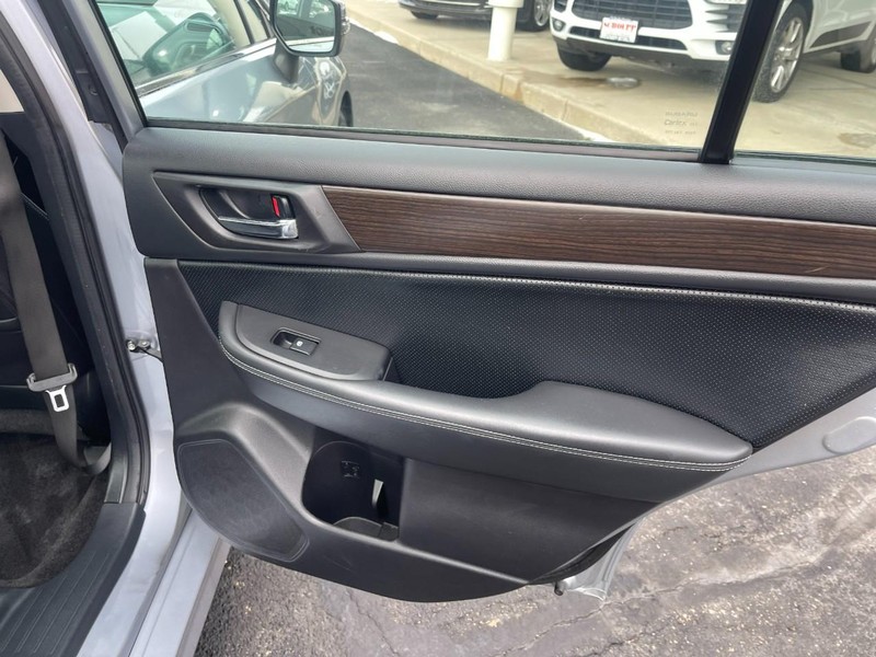 Subaru Legacy Vehicle Image 15