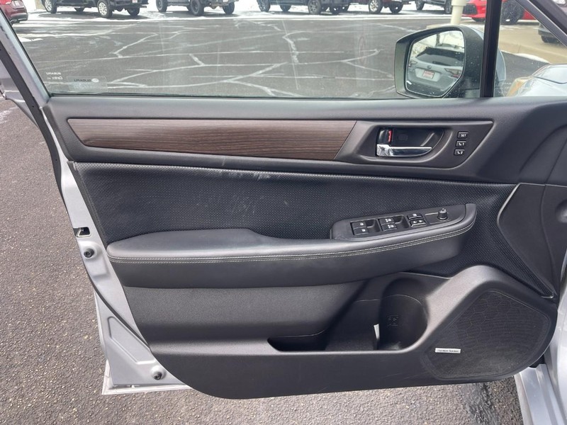 Subaru Legacy Vehicle Image 18