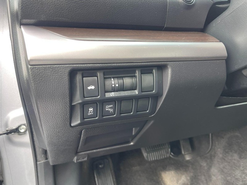Subaru Legacy Vehicle Image 20