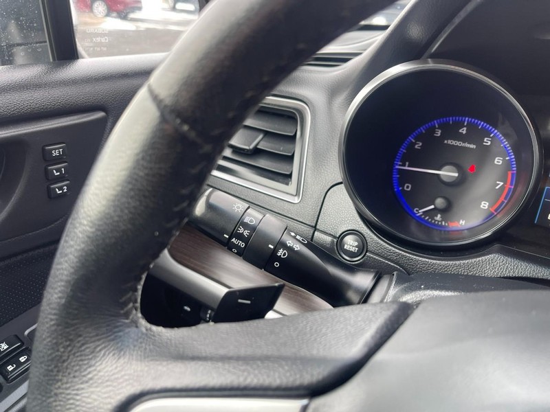 Subaru Legacy Vehicle Image 24