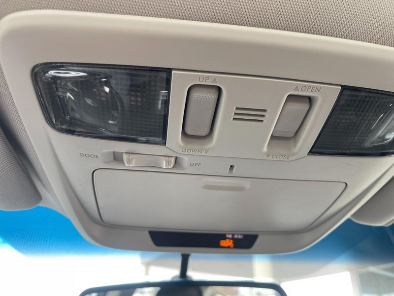 Subaru Legacy Vehicle Image 32