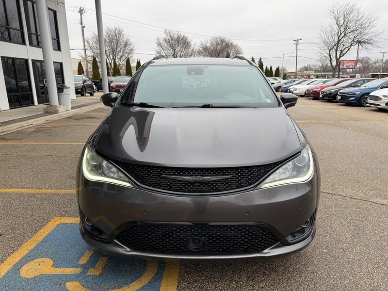 Chrysler Pacifica Vehicle Image 02