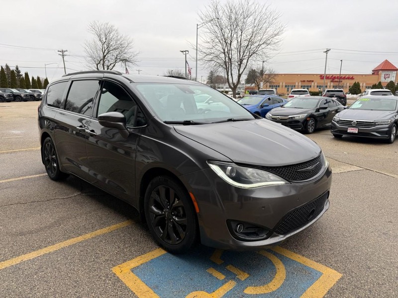 Chrysler Pacifica Vehicle Image 03