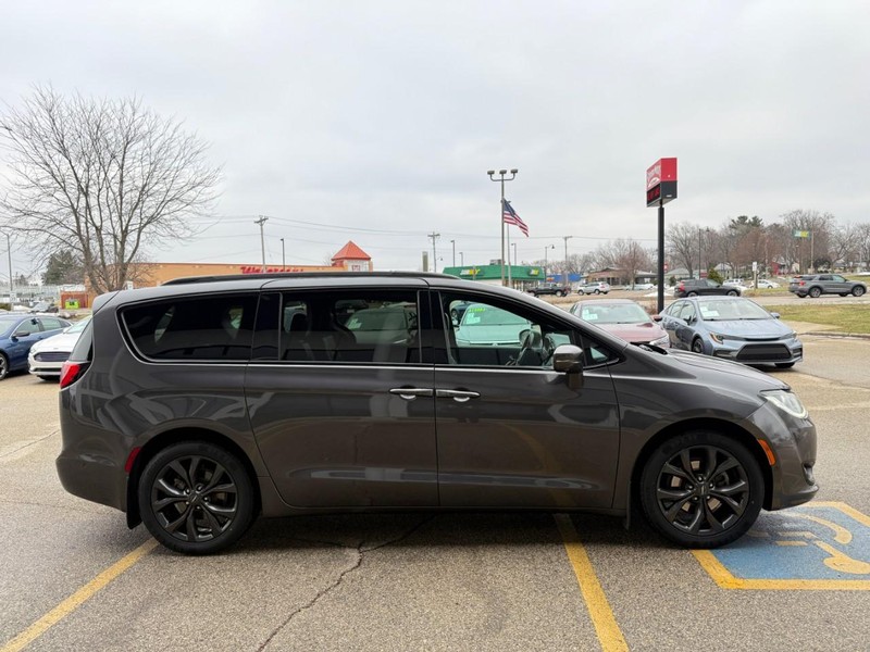 Chrysler Pacifica Vehicle Image 04